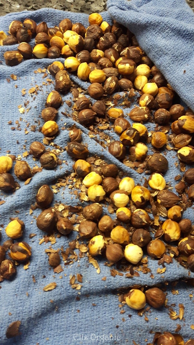 pealing toasted hazelnuts - pelando avellanas tostadas